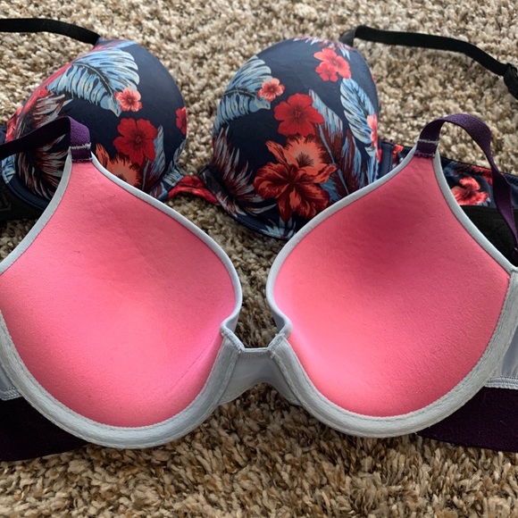 Two Victoria’s Secret pink bras - Picture 12 of 13